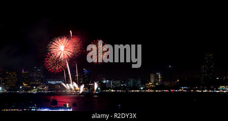 Fuochi d'artificio esplorato oltre il paesaggio urbano di notte nel porto di mare a Pattaya.vacanza festosa celebrazione sfondo Foto Stock