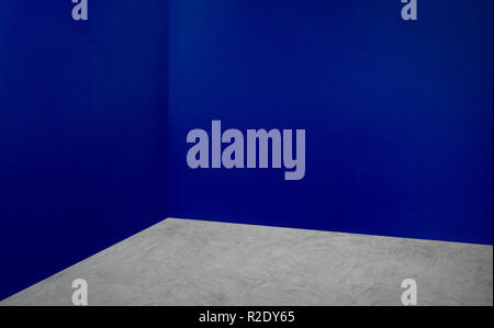 Angolo vuoto blu navy e parete di cemento grigio prospettiva pavimento camera,stile moderno camera,Mock up per la visualizzazione del prodotto,la presentazione aziendale Foto Stock