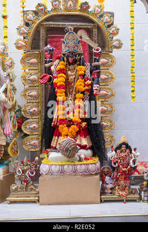 Ornano la statua della dea Indù Kali. All'Om Shakti tempio indù di lavaggio, Queens, a New York. Foto Stock