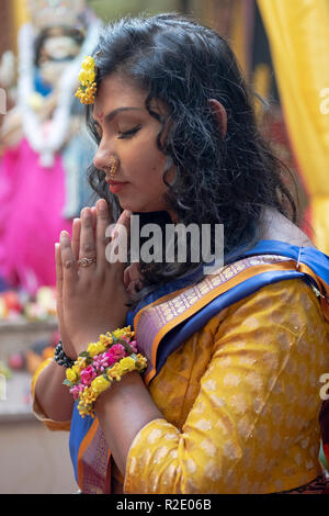 PANDITA. Ritratto di una bellissima sacerdotessa indù in un tempio in Ozone Park, Queens, a New York City. Foto Stock