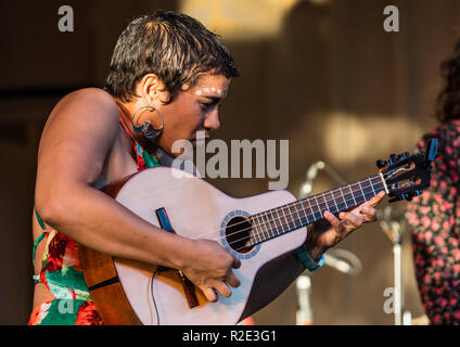 MARIA FERNANDA GONZALEZ OLIVO gioca bandola LADAMA esegue in corrispondenza della 61a MONTEREY JAZZ FESTIVAL - Monterey, California Foto Stock