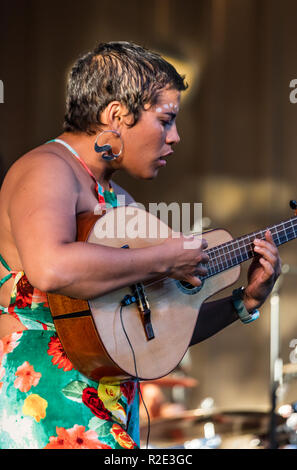 MARIA FERNANDA GONZALEZ OLIVO gioca bandola LADAMA esegue in corrispondenza della 61a MONTEREY JAZZ FESTIVAL - Monterey, California Foto Stock