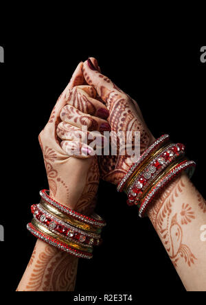 Donna mani con henna in guscio mudra su sfondo nero Foto Stock