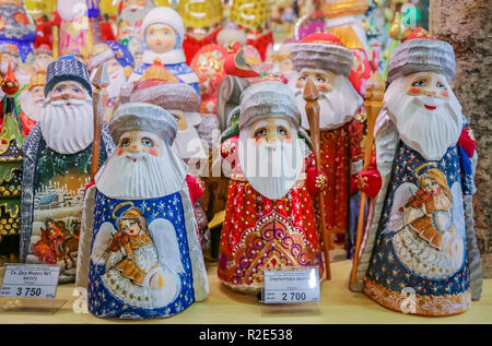 Colorate decorazioni di Natale di russo Babbo Natale o Ded Moroz (nonno gelo) sul display per la vendita su un ripiano con un cartellino del prezzo in un souvenir sho Foto Stock