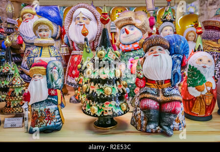 Colorate decorazioni di Natale di russo Babbo Natale o Ded Moroz (nonno gelo) sul display per la vendita su un ripiano con un cartellino del prezzo in un souvenir sho Foto Stock