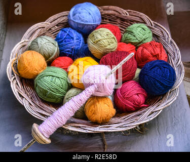 Naturalmente tinti lana di alpaca tradizionale per tessitura di materie tessili. Arequipa, Perù Foto Stock