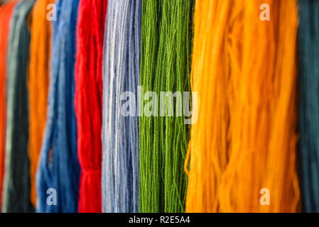 Naturalmente tinti lana di alpaca tradizionale per tessitura di materie tessili. Arequipa, Perù Foto Stock