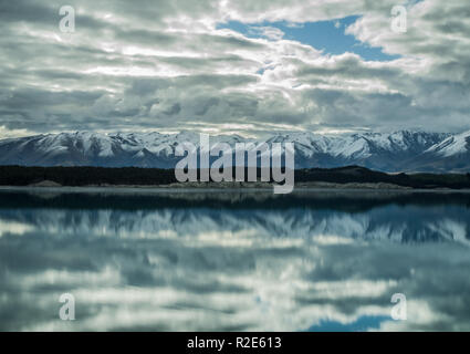 Maestosa montagna Aoraki alta, adornata da una cappa da neve mozzafiato Foto Stock