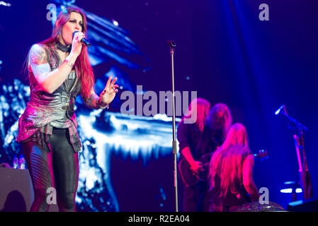 BRATISLAVA, Slovacchia - Nov 13, 2018: Floor Jansen - la cantante dei Nightwish, il finlandese symphonic metal band, esegue un concerto dal vivo a decenni: E Foto Stock