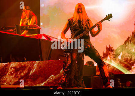 BRATISLAVA, Slovacchia - Nov 13, 2018: Bass chitarrista e cantante Marco Hietala - Nightwish, il finlandese symphonic metal band, esegue un live concer Foto Stock