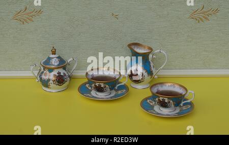 Tè per due, inglese teacups con piattini, zuccheriera e crema di latte caraffa, raffinato osso di cina la porcellana Foto Stock