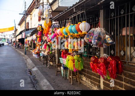 Lanterna colorata shop nel mercato vendono per la decorazione in Loy Kratong o Loi Kra Tong Evento in Thailandia Novembre, 16, 2018. Lampang, Thailandia. Foto Stock