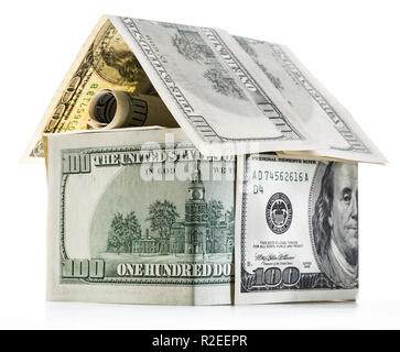 Casa di dollari isolati su sfondo bianco. La miniatura fatta di dollaro di denaro contante. Foto Stock