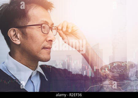 Imprenditore asiatico il pensiero e la visione per il futuro il concetto di business. Foto Stock