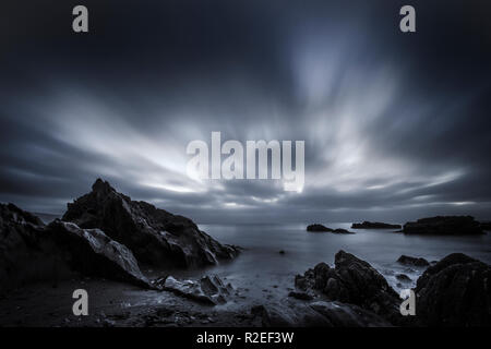 Moody sunrise al punto hannafore, Cornwall, Regno Unito Foto Stock