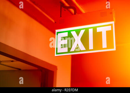 Green fire exit segno della luce di emergenza sportello di escape Foto Stock