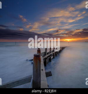 In autunno il tramonto da West Wittering Beach, West Sussex, Regno Unito Foto Stock