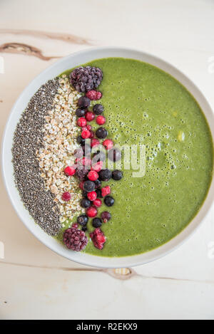 Verde frullato di spinaci ciotola Foto Stock