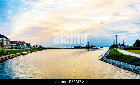 Tramonto sul porto di ingresso lo storico villaggio di pescatori di Harderwijk nella provincia di Gelderland dei Paesi Bassi Foto Stock