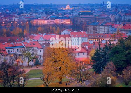 Bellissima vista su Praga monumenti storici in autunno (caduta) con giallo e arancio foglie, Repubblica Ceca, Europa Foto Stock