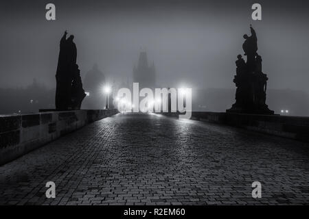 Sul famoso Ponte Carlo nella nebbia mattutina, Praga, Repubblica Ceca, Europa Foto Stock