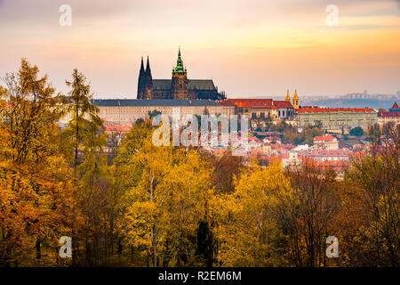 Bellissima vista su Praga monumenti storici in autunno (caduta) con giallo e arancio foglie, Repubblica Ceca, Europa Foto Stock
