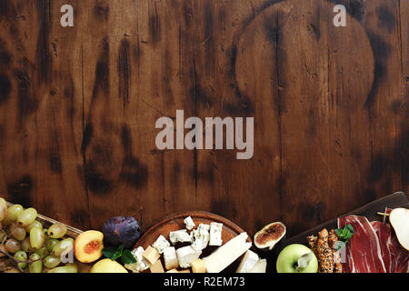 Antipasti la tabella per il vino. Vari snack di vino sul tavolo di legno con copia vista dall'alto dello spazio laico piatta Foto Stock