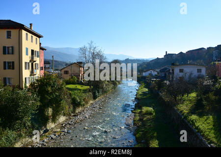 La splendida città di Belluno, circondato dalle Dolomiti, attraversata dal fiume Piave sacro alla patria Foto Stock