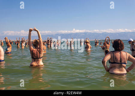 Fango medicinale per la terapia fisica sulla spiaggia in Nin, Croazia Foto Stock