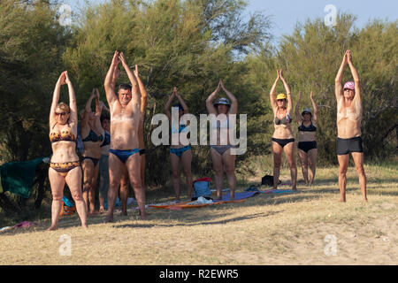 Fango medicinale per la terapia fisica sulla spiaggia in Nin, Croazia Foto Stock