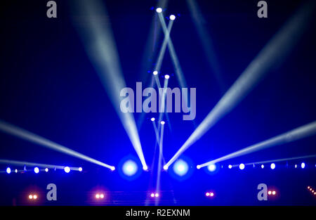 Stadio di vettore Spotlight con raggi laser Foto Stock