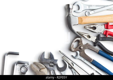 Set di strumenti. Utensili a mano per gli artigiani isolati su sfondo bianco. Foto Stock