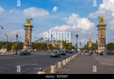 Parigi, Francia, 5 settembre 2018 - Vista di Alexander III ponte sopra il fiume Senna, che collega il Grand Palais e il Petit Palais all'Hote Foto Stock