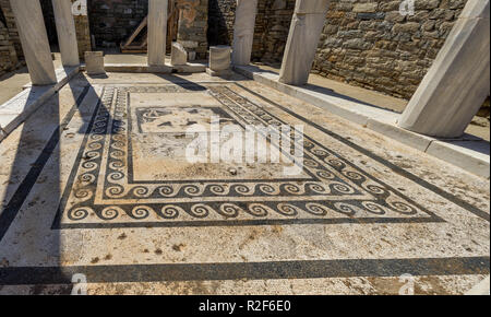 Antiche rovine presso l'isola greca di Delos. Il luogo di nascita del dio Apollo. Foto Stock