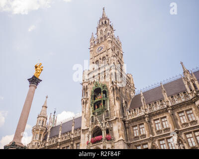 Nuovo Municipio sulla piazza Marienplatz a Monaco di Baviera, Germania. Foto Stock