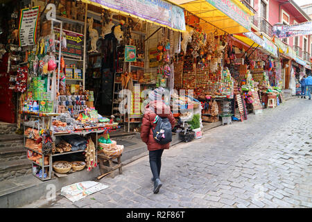 Turista femminile ad esplorare il famoso mercato delle streghe o Mercado de las Brujas a La Paz, Bolivia, Sud America il 26 aprile 2018 Foto Stock