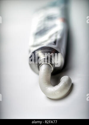 Tubo di crema isolato su sfondo bianco Foto Stock