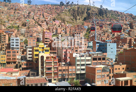 Splendida vista sul paesaggio urbano con Mi Teleferico, La Paz della cabinovia di rete, La Paz, Bolivia, 27 aprile 2018 Foto Stock