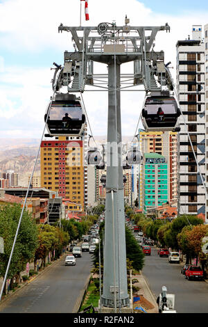 La Paz è famosa Cable Car System Mi Teleferico la linea bianca è in viaggio lungo la strada striscia mediana di La Paz, Bolivia, 27 aprile 2018 Foto Stock