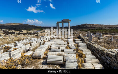 Antiche rovine presso l'isola greca di Delos. Il luogo di nascita del dio Apollo. Foto Stock
