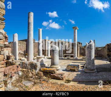 Antiche rovine presso l'isola greca di Delos. Il luogo di nascita del dio Apollo. Foto Stock
