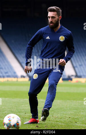 Graeme Shinnie della Scozia durante la sessione di allenamento presso Hampden Park, Glasgow. PREMERE ASSOCIAZIONE foto. Data immagine: Lunedì 19 novembre 2018. Scopri la storia di calcio della Pennsylvania Scotland. Il credito fotografico dovrebbe essere: Jane Barlow/PA Wire. Foto Stock