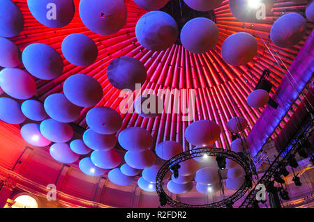 All'interno del soffitto interno della Royal Albert Hall. Fibra di vetro di grandi dimensioni diffusore acustico dischi (comunemente denominata "ushrooms' o 'battenti piattini') Foto Stock