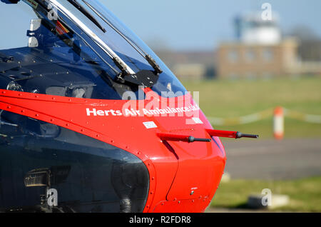 Essex e Herts Air Ambulance MD 900 Explorer G-HAAT elicottero seduta pronto in allerta a North Weald Airfield, Essex. Specialista dei servizi aerei Foto Stock