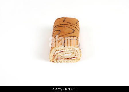 Biscuit swiss roll isolati su sfondo bianco. Foto Stock