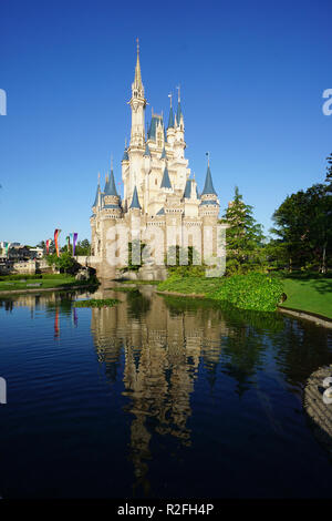 Bellissimo il Castello di Cenerentola, l'icona di Tokyo Disneyland a Tokyo Disney Resort in Urayasu, nella prefettura di Chiba, Tokyo, Giappone Foto Stock