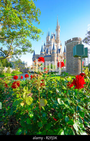 Bellissimo il Castello di Cenerentola, l'icona di Tokyo Disneyland a Tokyo Disney Resort in Urayasu, nella prefettura di Chiba, Tokyo, Giappone Foto Stock