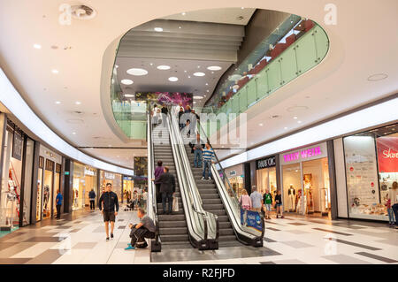 Scale mobili in Kings Avenue Mall, le tombe dei re Avenue, Paphos (Paphos), Pafos District, la Repubblica di Cipro Foto Stock