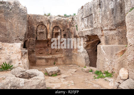 Roccia scolpiti tomba nelle tombe dei re, le tombe dei re Avenue, Paphos (Paphos), Pafos District, la Repubblica di Cipro Foto Stock
