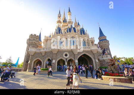 Bellissimo il Castello di Cenerentola, l'icona di Tokyo Disneyland a Tokyo Disney Resort in Urayasu, nella prefettura di Chiba, Tokyo, Giappone Foto Stock